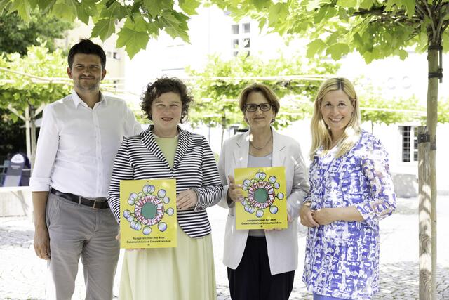 Von links: Der Kaufmännischer Direktor Gernot Barounig, Nordico-Leiterin Andrea Bina, die Künstlerische Direktorin Hemma Schmutz und Kulturreferentin Stadträtin Doris Lang-Mayerhofer mit dem Umweltzeichen. | Foto: Stadt Linz