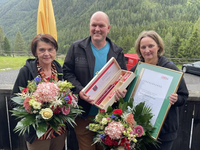 Claudia und Franz jun.Simbürger, mit Waltraud Simbürger, die immer wieder kräftig mitanpackt, feierten 70 Jahre Alpengasthof Kreuzerhütte.