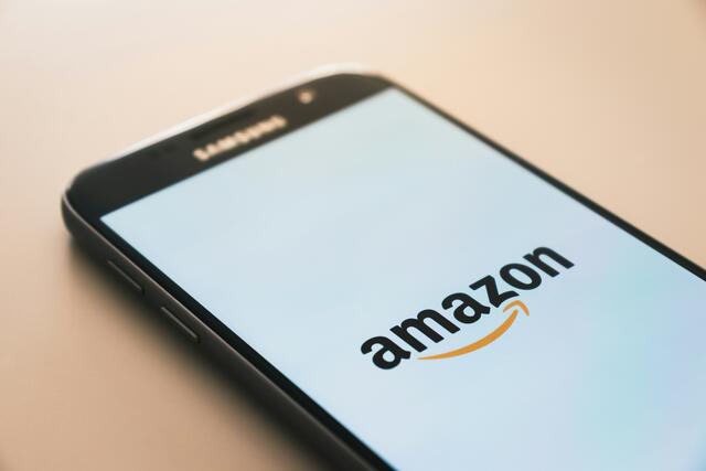 Amazon führte im September 2022 eine Preiserhöhung durch. Die AK Wien ging dagegen vor, konnte durch einen Vergleich eine Rückerstattung erreichen. | Foto:  Christian Wiediger/Unsplash
