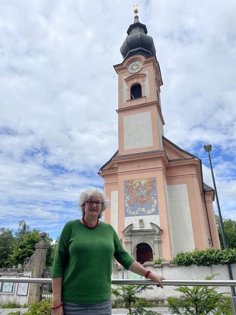 Beate Mc Coy vor der Gnigler Kirche | Foto: Lisa Gold