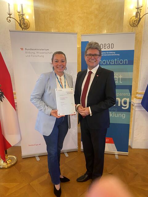 Volksschuldirektortin Jutta Nikodem-Eichenhardt und Bundesminister Martin Polaschek | Foto: OeAD_APA-Fotoservice_Hörmandinger