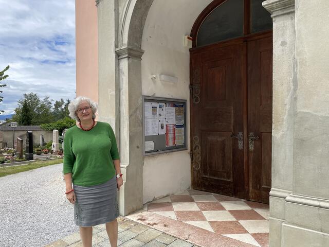 Beate Mc Coy ist ausgebildete Organistin und begleitet die Gottesdienste in der Gnigler Kirche.  | Foto: Lisa Gold