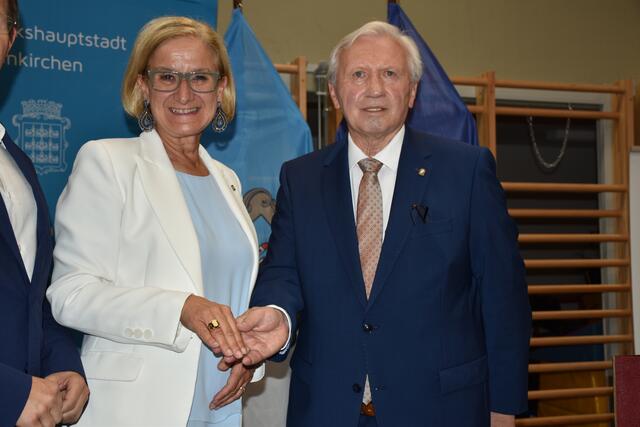 Die Landeshauptfrau ist zu Tränen gerührt.