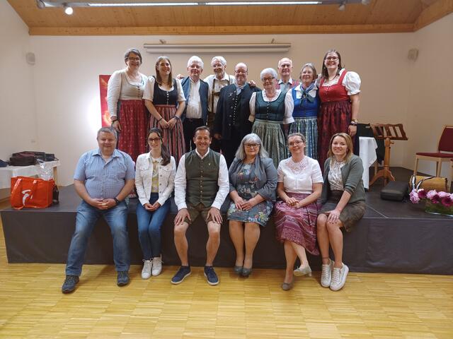 Bürgermeister Kurt Pawluk mit den Veranstaltern und Musikern. | Foto: Gemeinde Roßleithen