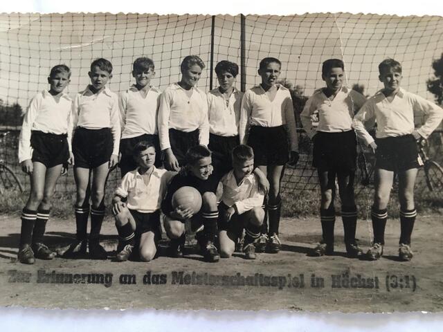 Die alten Fotos weckten Erinnerungen an früher. Damals waren die Trikots noch „unbefleckt“ und frei von Werbung. | Foto: Schnipsi