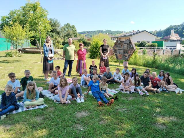 Die Schülerinnen und Schüler der Volksschule Schwarzautal beim gemeinsamen Vorlesetag im Grünen.  | Foto: vs schwarzautal