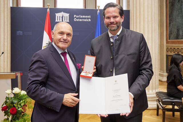 Nationalratspräsident Wolfgang Sobotka mit Lukas Mandl (r.) bei der Überreichung. | Foto: Parlamentsdirektion/Thomas Topf