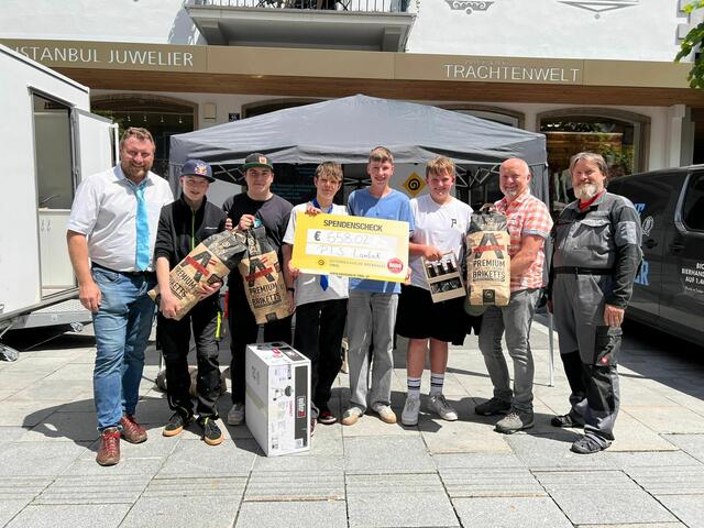 Die Schüler konnten einen Spendenscheck an die Krebshilfe Tirol übergeben. | Foto: PTS Landeck