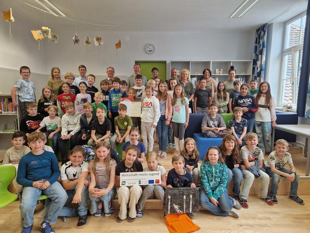 Auszeichnung der dritten Klassen Volksschule zum Zeichenwettbewerb „Was will ich einmal werden“. | Foto: Böheimkirchen