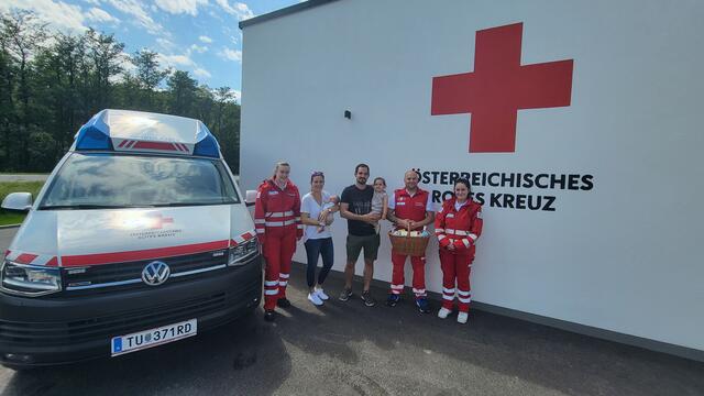 Dank und Geschenkekorb für das Rote Kreuz nach Geburt im Rettungswagen: Anna, Romana mit Paula, Alexander mit Magdalena, Rene, Barbara. | Foto: Rotes Kreuz Baden