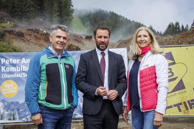 Freude bei den "politischen Lokalmatadoren aus Oberperfuss, Sellrain und Ranggen | Foto: Innsbruck Tourismus / Jan Hetfleisch
