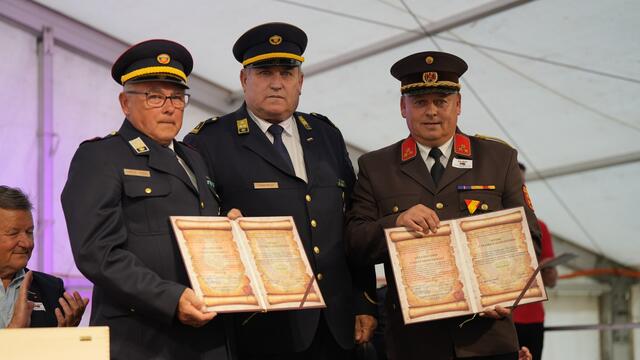 Der Weltener Kommandant Gerald Zotter unterzeichnete das Abkommen mit seinen Kollegen  Milan Špilak und Gabrijel Semler von der Feuerwehr Grad (von rechts). | Foto: David Mayer