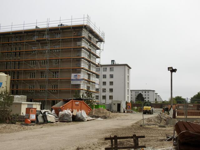 Robustes Bauwerk aus der NAZI Zeit, zum Teil erhalten,
einige Gebäude sind schon renoviert und zu Ferienwohnungen umgebaut.