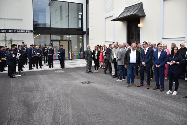 Alle warten auf die Landeshauptfrau.