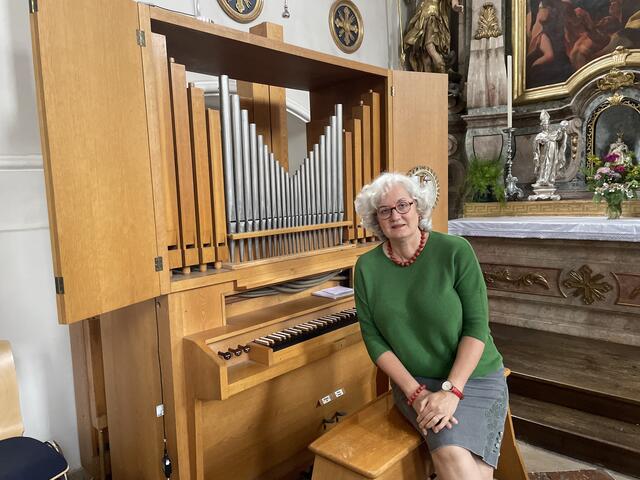Beate Mc Coy ist ausgebildete Organistin und begleitet die Gottesdienste in der Gnigler Kirche.  | Foto: Lisa Gold