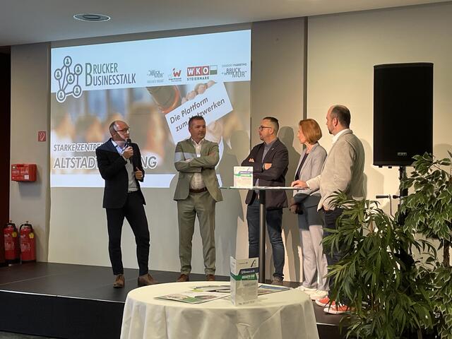 Brucker Businesstalk im Kultursaal: Christian Mayer, Thomas Marichhofer, Jörg Rabl, LR Simone Schmiedtbauer und Mike Ulm. | Foto: Kern