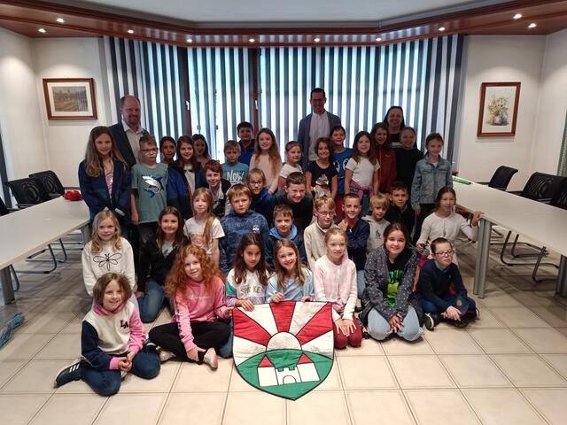 Bürgermeister Michael Nistl, Vizebürgermeister Stephan Ernst, GGR Annemarie Rall mit den Kindern. | Foto: Gemeinde