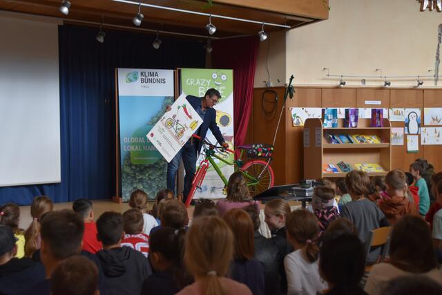 Andrä Stigger brachte das Siegerrad der Landessiegerin mit auf die Bühne.  | Foto: Barbara Fluckinger