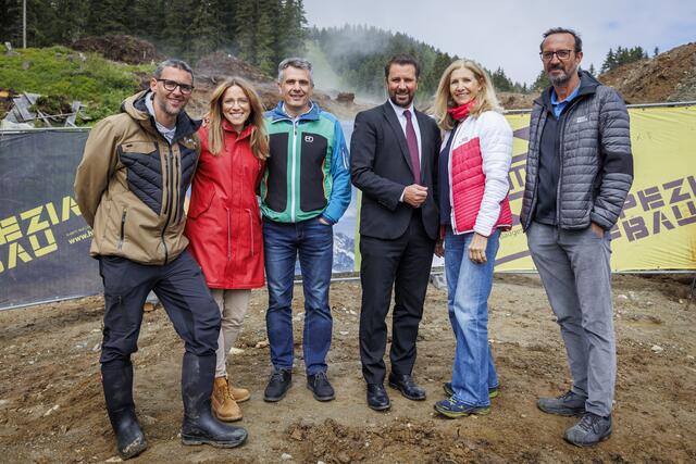 Zum Start der Wintersaison 2024/25 soll das Projekt abgeschlossen sein – darüber freuen sich Manuel Hujara, Barbara Plattner, Bgm Markus Baumann, LHStv. Georg Dornauer, Bgm Johanna Obojes-Rubatscher und Peter Paul Mölk. | Foto: Innsbruck Tourismus / Jan Hetfleisch