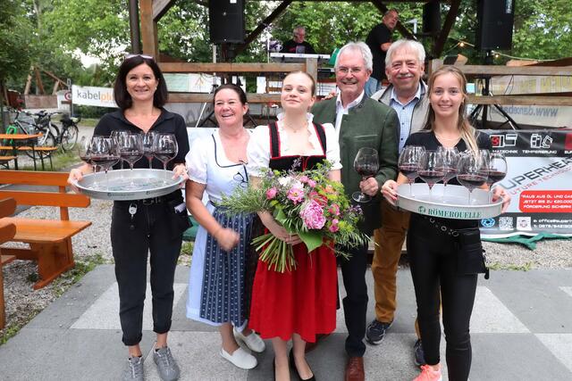 Bewirteten die Ehrengäste – Judith Baumgartner, Winzerin Sonja Dopler, die ehemalige Winzerkönigin Stella Strof – weiters im Bild sind der NÖ Landtagspräsident Karl Wilfing und Hausherr Alfred Reinisch mit Lisa zu sehen. | Foto: Claudia Reisinger