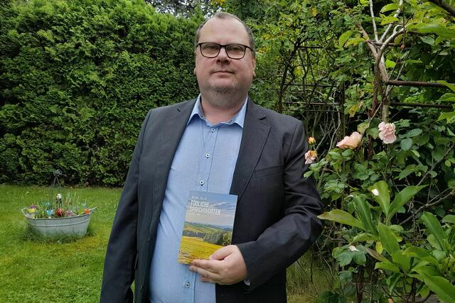 Autor Michael Koller mit seinem neuesten Werk. | Foto: Privat