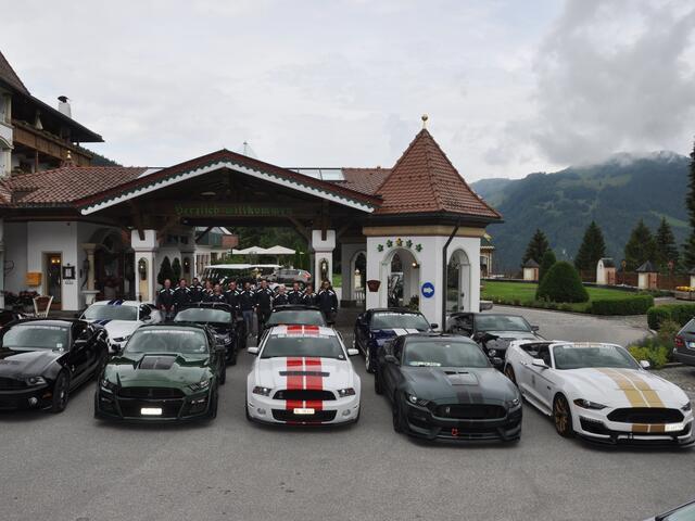Die Mitglieder vom Team Shelby Switzerland präsentierten ihre bis zu 800 PS starken Ford Mustang Shelby vor dem Fünfsterne-Hotel Lärchenhof 