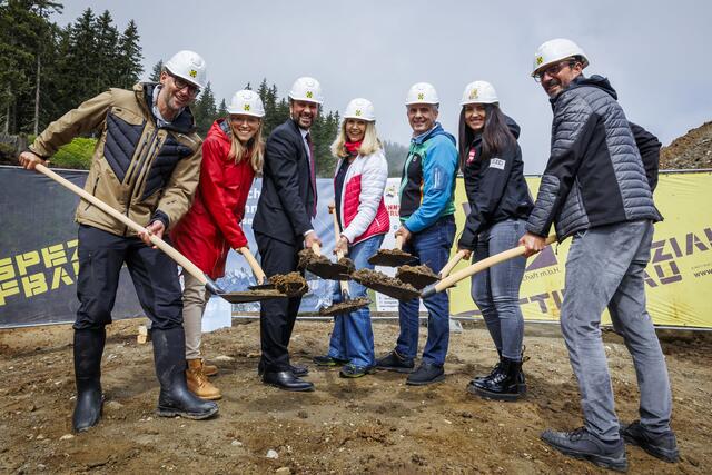 Bei der Arbeit v.ln.r.:  Manuel Hujara (GF Bergbahnen Oberperfuss), Barbara Plattner (GF Innsbruck Tourismus), LHSt. Georg Dornauer, Bgm. Johanna Obojes-Rubatsche, Amtskollege Markus Baumann aus Ranggen, Stephanie Venier  sowie Peter Paul Mölk (Obm.  Innsbruck Tourismus). | Foto: Innsbruck Tourismus / Jan Hetfleisch