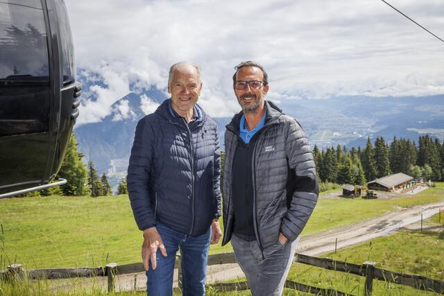 Karl Schatz (Aufsichtsratsvorsitzender der Bergbahnen Oberperfuss) mit Peter Paul Mölk (Obmann von Innsbruck Tourismus). | Foto: Innsbruck Tourismus / Jan Hetfleisch