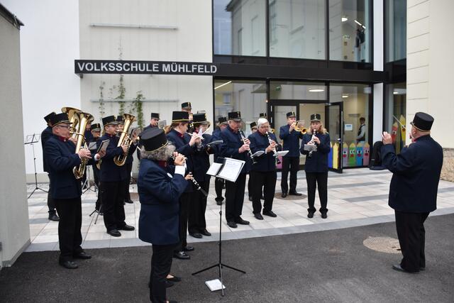 Stadtorchester spielt für die Gäste auf.