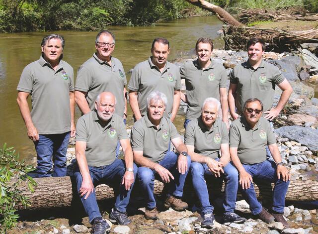 Die Mitglieder W. Pommer, H. Haberl, H. Lamprecht, E. Schenner, S. Draxler (v.l.); sitzend: H. Posch, W. Gritsch, H. Leitenberger, K. Kratzer (v.l.) | Foto: Fischereiverein