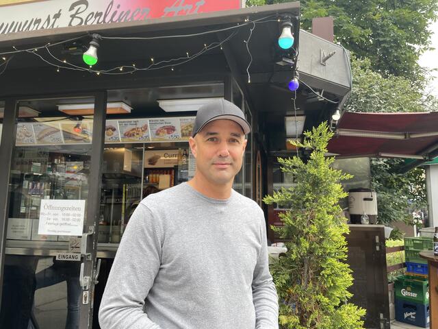 Beim Würstelstand "Alles Walzer, Alles Wurst" von Peter Kratzert gibt es jetzt einen Käsekrainer-Kebab.  | Foto: Marlene Graupner/rmw