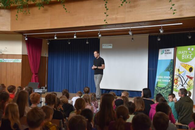 Schulleiter Thomas Köck begrüßte in der Aula der Radfelder Volksschule neben den Radfelder Kindern auch Schülerinnen und Schüler aus der VS Reith im Alpbachtal und der VS Kramsach.  | Foto: Barbara Fluckinger