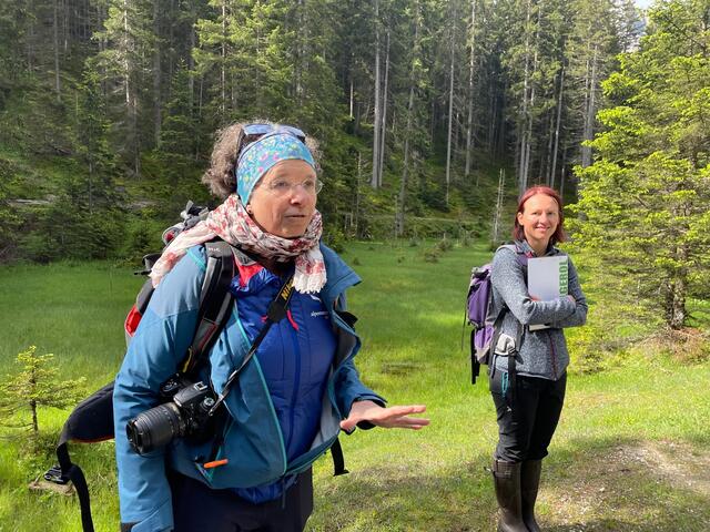 Die Schutzgebietsbetreuerinnen Kathrin Herzer (l.) und Anna Radtke (r.) noch ein paar trockene Fakten in die große Runde, ehe man wirklich in die nasse Welt der Moore eintauchte. | Foto: Kainz