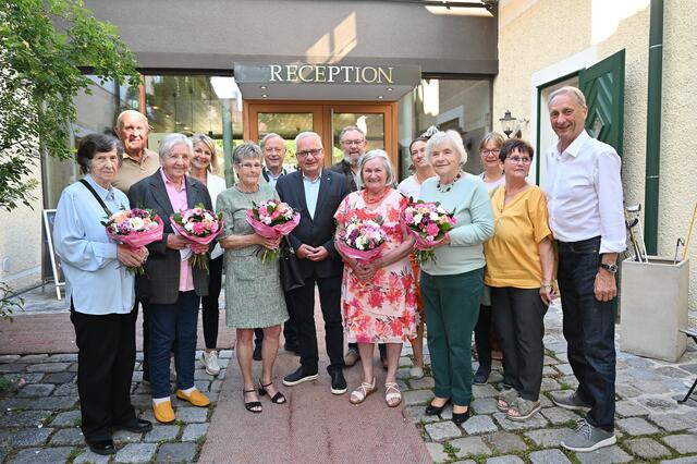 Bürgermeister Ferdinand Köck, GR Claudia Steiner, GR Dr. Harald Mezriczky, GR Peter Soucek, Christine Hatina, Martha und Conny Chorherr, Rudolf Diendorfer, Sonja und Gerhard Losert, Ilse Votik, Maria Strof, Margarethe Novotny, Sabine und Friedrich Mayer. | Foto: Pohl