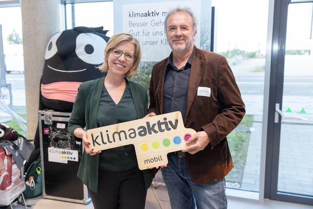 Bezirksvorsteherin-Stellvertreter Robert Zöchling (Grüne) nahm die Auszeichnung von Bundesministerin Leonore Gewessler (Grüne) entgegen.  | Foto: Krisztian Juhasz