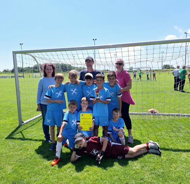 v.re. Schulleiterin Marianne Milberger, Coach Harald Jautz und Vizebgm Monika Graf-Rohrer - im Vordergrund die Spieler der 3. und 4. Klasse Volksschule Donnerskirchen | Foto: Monika Graf-Rohrer