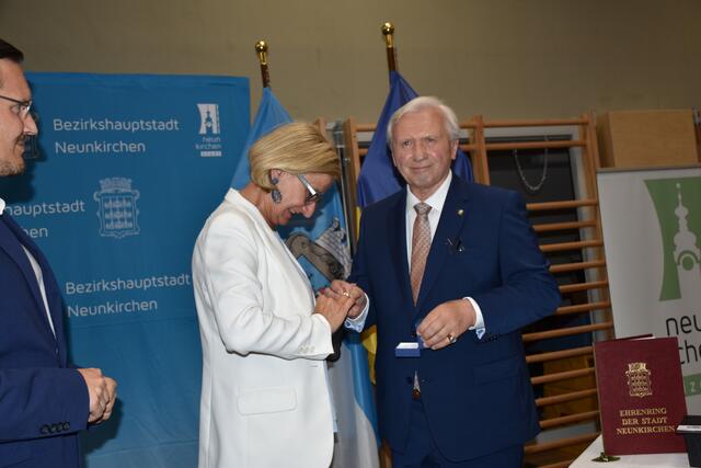 Sitzt, passt, hält - der Ehrenring an Mikl-Leitners Finger.