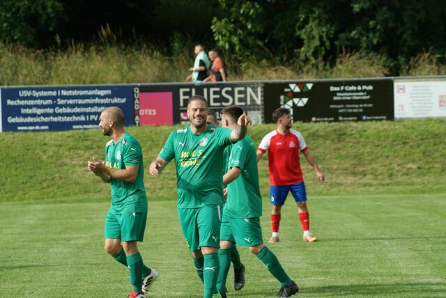 Torschützenkönig der Kampfmannschaft des 1. SV Maria Anzbach, Thomas Helly (Mitte) mit seinen Teamkollegen. | Foto: Kathrin Saboy