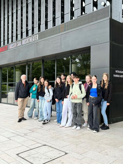 Die Schüler:innen erlebten einen inspirierenden Gang durch eines der modernsten Opernhäuser Europas.  | Foto: Sport/Mittelschule St. Valentin/Schubertviertel