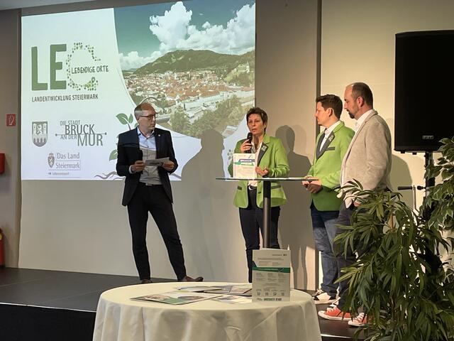 Tanja Venier und Martin Greiner von der Landentwicklung Steiermark präsentierten das Projekt "LEO". | Foto: Kern