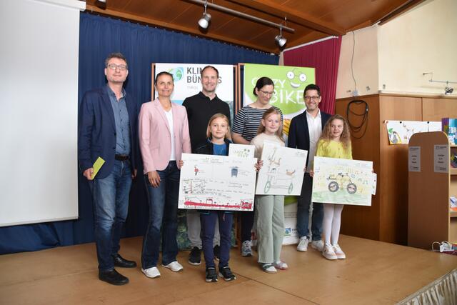 Andrä Stigger, Schulqualitätsmanagerin Bettina Ellinger sowie die Schulleiter Thomas Köck, Ingrid Wegscheider und Michael Kreuzer freuen sich mit den Gewinnerinnen Alexandra Hofer, Helene Margreiter und Elena Kofler (v.l.). | Foto: Barbara Fluckinger