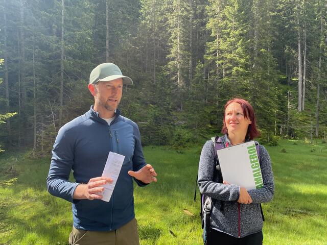 Felix Lassacher von der Abteilung Umweltschutz des Landes Tirol und Schutzgebietsbetreuerin Anna Radtke | Foto: Kainz