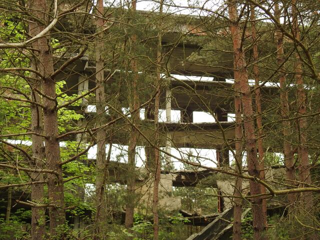 Der Koloss von Prora, viereinhalb Kilometer Stahlbeton ragen hinter den Dünen am Strand auf Rügen hervor, Größenwahn der Nazis
