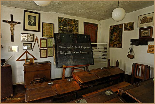 Ein komplett eingerichtetes Klassenzimmer in der Volksschule.