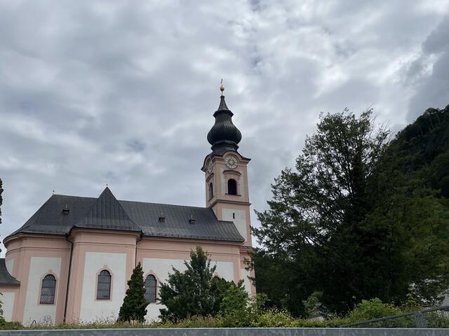Mystische Wolkenstimmung: die Kirche in Salzburg-Gnigl | Foto: Lisa Gold