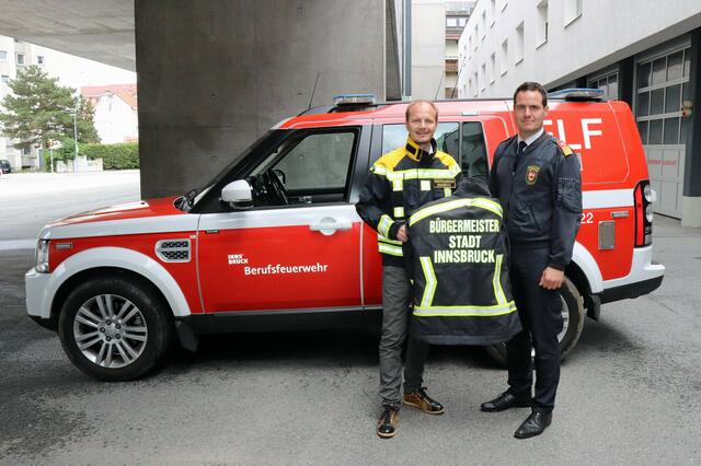 Bürgermeister Johannes Anzengruber (l.) und Branddirektor Helmut Hager bei der offiziellen Übergabe der Einsatzjacke vor der Hauptfeuerwache der Berufsfeuerwehr. | Foto: IKM/Bär