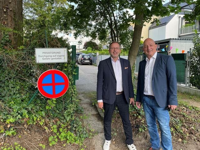 Bezirksvorsteher Nikolaus Ebert und Bezirksvorsteher-Stellvertreter Christian Gerzabek (v.l., beide ÖVP) vor Ort.  | Foto: BV 13