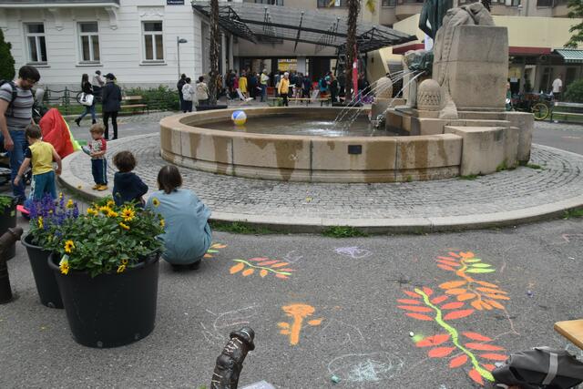 Das Grätzlfest am Mozartplatz findet noch bis Freitag, 14. Juni bis ca. 19 Uhr statt.  | Foto: Salme Taha Ali Mohamed