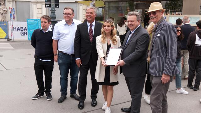 Für die Wiener längst Kulturgut, nun soll es auch offiziell werden: die Wiener Würstelstände wollen in die Welterbe-Liste aufgenommen werden. | Foto: RMW/Pölzl