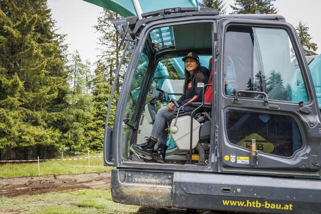 Auch Stephi Venier weiß mit schwerem Gerät umzugehen – vielleicht eine Option nach Karriereende?? | Foto: Innsbruck Tourismus / Jan Hetfleisch